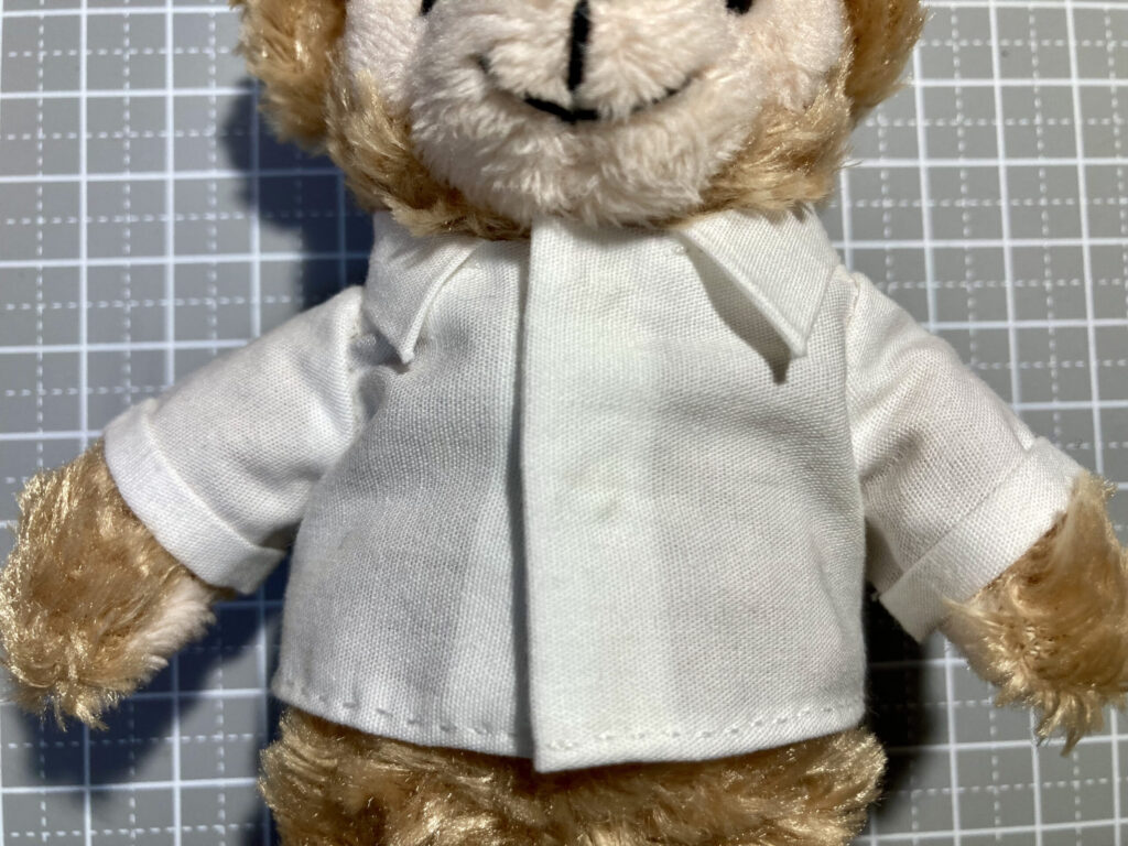 ぬいぐるみがXSサイズ・ゆったりのYシャツを着ている