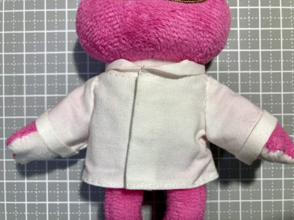 ぬいぐるみがXSサイズ・スリムのブラウスを着ている