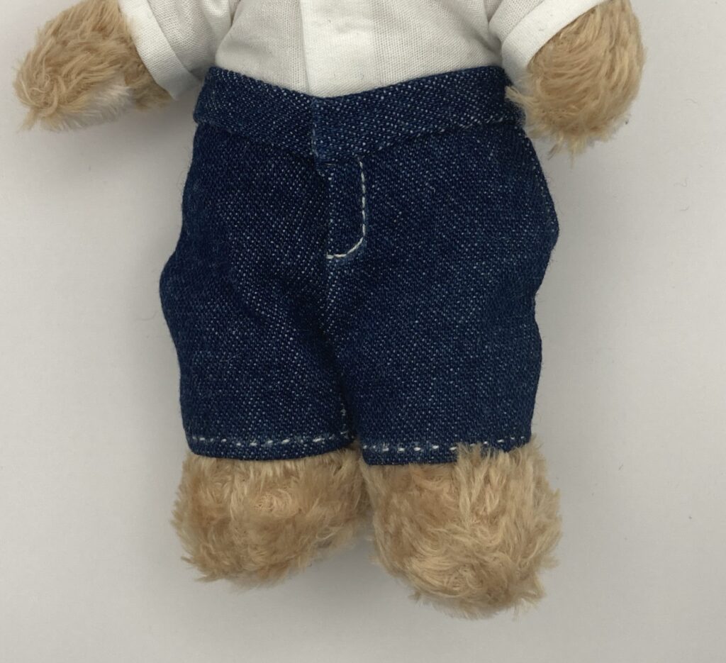 ぬいぐるみがXSサイズ・ゆったりのジーンズをはいている