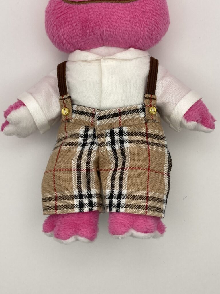 ぬいぐるみがXSサイズ・ゆったりのスラックスをはいている(前)