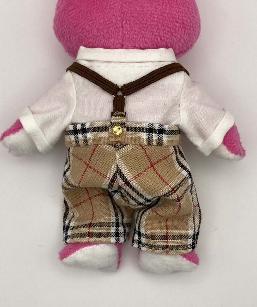 ぬいぐるみがXSサイズ・スリムのサスペンダーありスラックスをはいている(後)