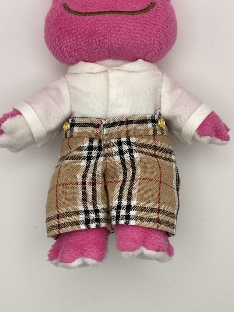 ぬいぐるみがXSサイズ・スリムのサスペンダーなしスラックスをはいている(後)